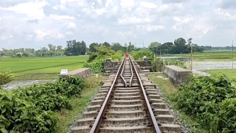 Gul qutisi aravachasi Yuliya Mixalkova porno videoda jinsiy aloqada boladi.