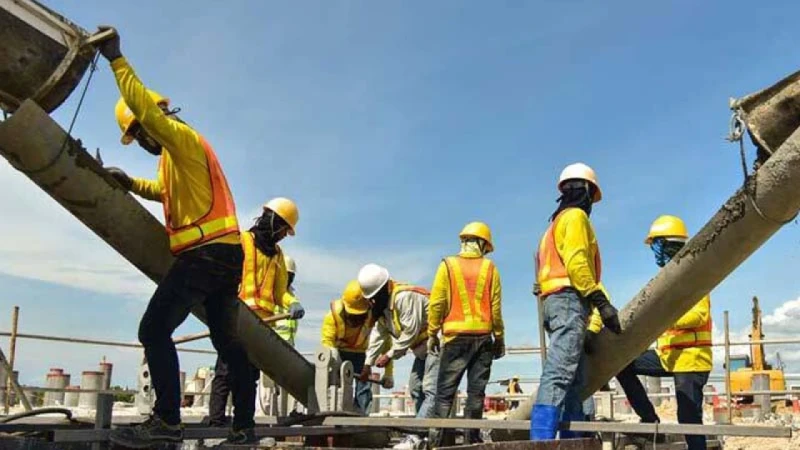 অনিশ্চয়তায় বাংলাদেশি শ্রমিকদের ভবিষ্যৎ